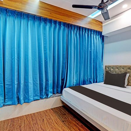 Collection O Hotel Swarg Surat Buitenkant foto