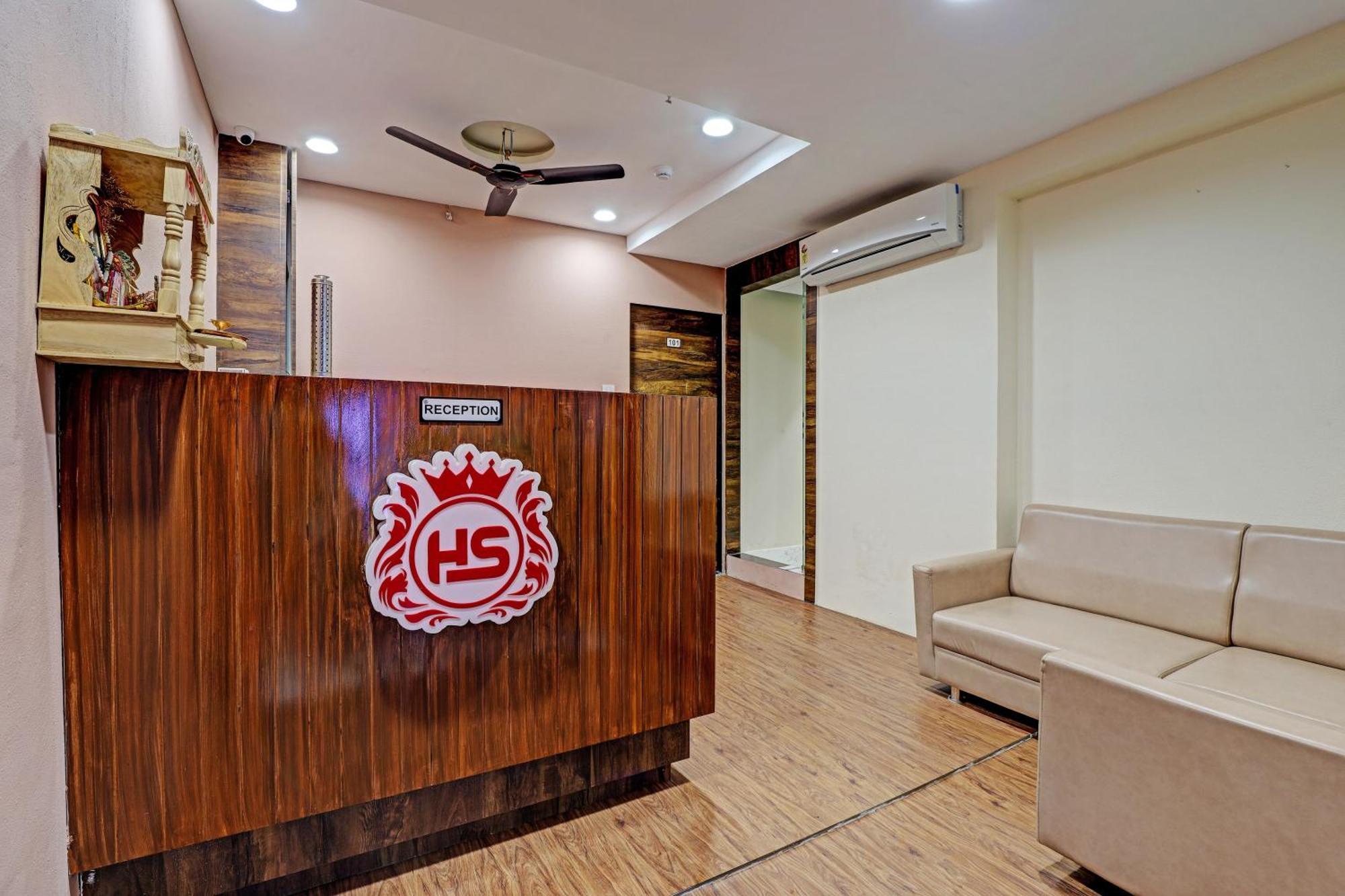 Collection O Hotel Swarg Surat Buitenkant foto