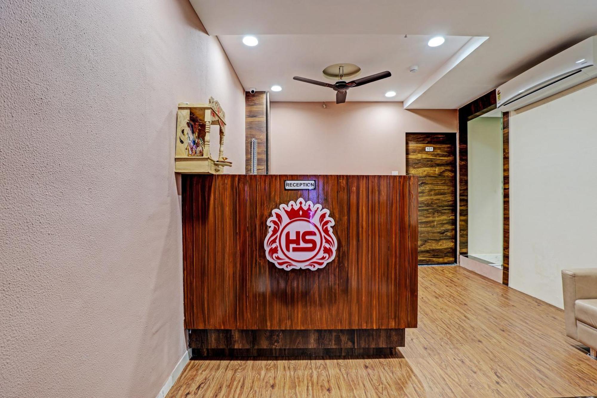 Collection O Hotel Swarg Surat Buitenkant foto