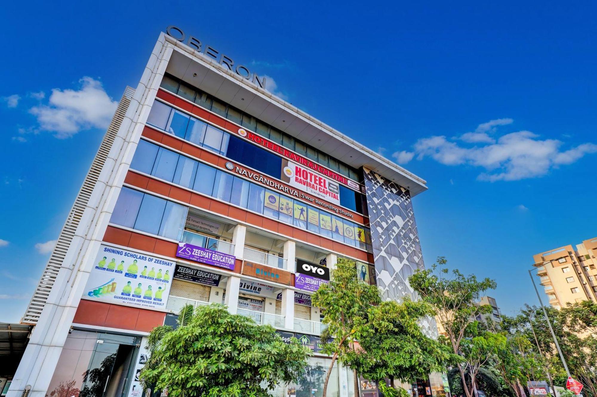 Collection O Hotel Swarg Surat Buitenkant foto