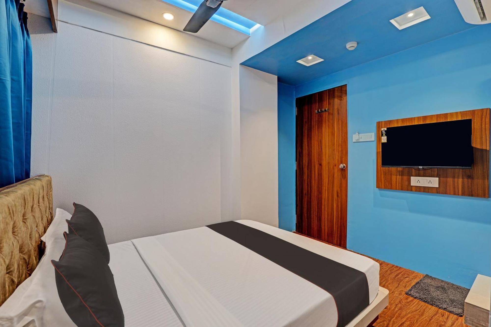 Collection O Hotel Swarg Surat Buitenkant foto