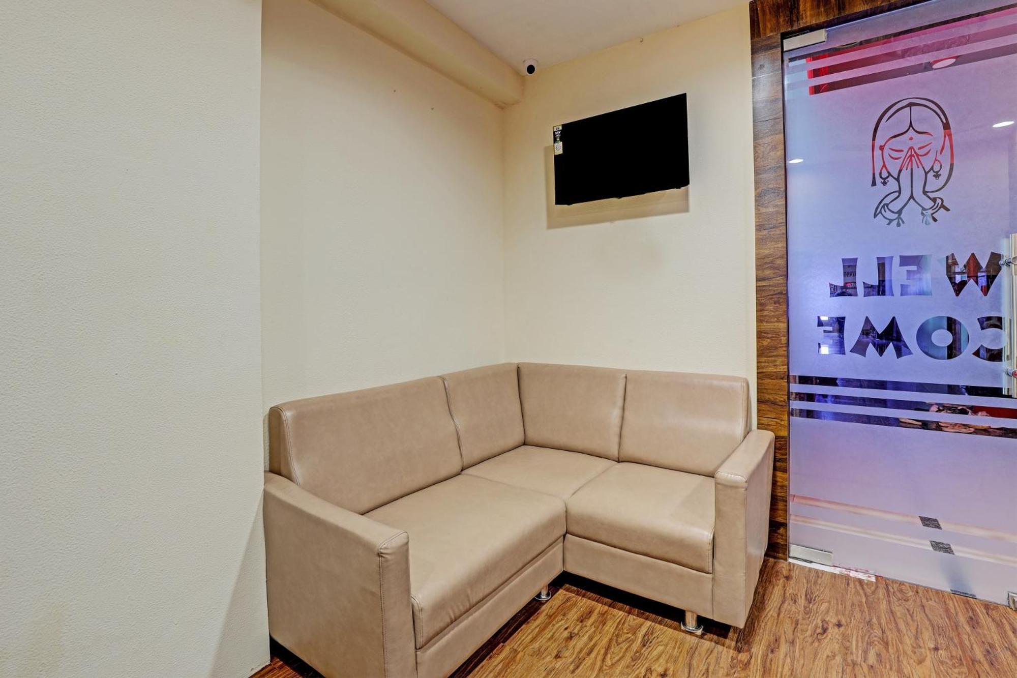 Collection O Hotel Swarg Surat Buitenkant foto